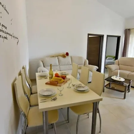 Klimatisierte In Tar Mit Grill, Garten Und Gemeinschaftlichem Pool Apartment
