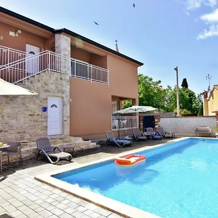 Klimatisierte In Tar Mit Grill, Garten Und Gemeinschaftlichem Pool