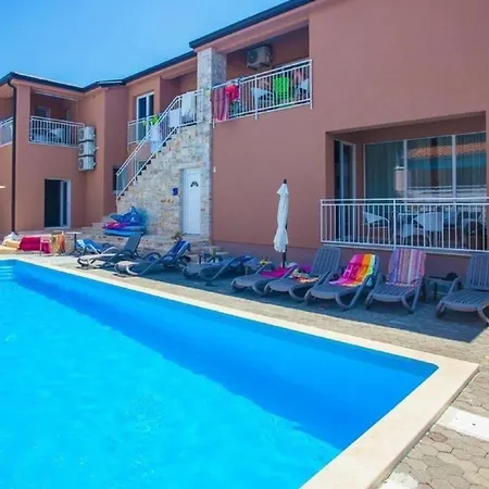 Apartment Klimatisierte In Tar Mit Grill, Garten Und Gemeinschaftlichem Pool *